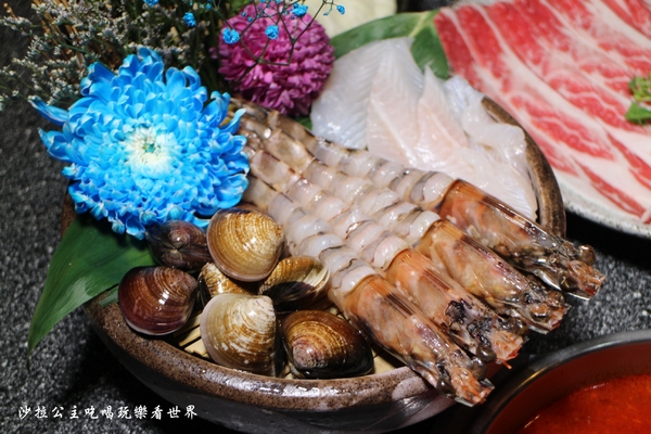 王子鴻精緻鍋物(原:王子鴻異國精緻火鍋):三重美食『王子鴻精緻鍋物』涮涮鍋/火鍋/打卡優惠/副餐.飲料.冰淇淋無限供應/捷運台北橋站