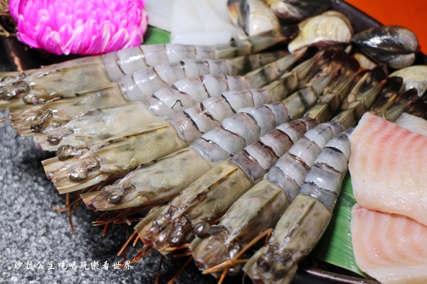 王子鴻精緻鍋物(原:王子鴻異國精緻火鍋):三重涮涮鍋/火鍋『王子鴻精緻鍋物』副餐/甜湯/飲料/冰淇淋無限供應/吃的到南洋風味鍋底/捷運台北橋站