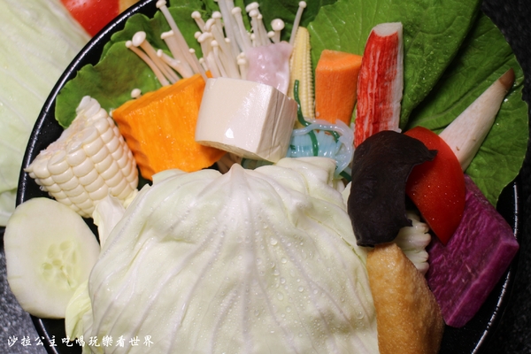 王子鴻精緻鍋物(原:王子鴻異國精緻火鍋):三重美食『王子鴻精緻鍋物』涮涮鍋/火鍋/打卡優惠/副餐.飲料.冰淇淋無限供應/捷運台北橋站