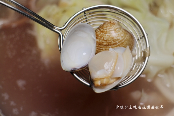 王子鴻精緻鍋物(原:王子鴻異國精緻火鍋):三重美食『王子鴻精緻鍋物』涮涮鍋/火鍋/打卡優惠/副餐.飲料.冰淇淋無限供應/捷運台北橋站