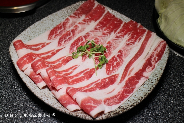 王子鴻精緻鍋物(原:王子鴻異國精緻火鍋):三重美食『王子鴻精緻鍋物』涮涮鍋/火鍋/打卡優惠/副餐.飲料.冰淇淋無限供應/捷運台北橋站