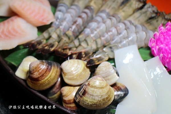 王子鴻精緻鍋物(原:王子鴻異國精緻火鍋):三重涮涮鍋/火鍋『王子鴻精緻鍋物』副餐/甜湯/飲料/冰淇淋無限供應/吃的到南洋風味鍋底/捷運台北橋站