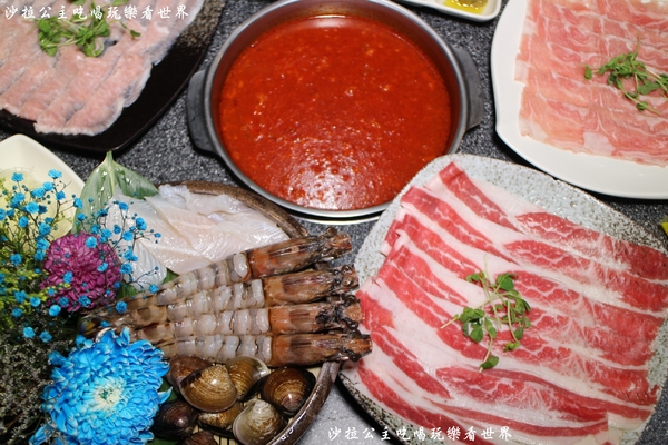 王子鴻精緻鍋物(原:王子鴻異國精緻火鍋):三重美食『王子鴻精緻鍋物』涮涮鍋/火鍋/打卡優惠/副餐.飲料.冰淇淋無限供應/捷運台北橋站