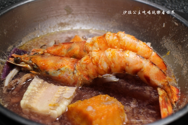 王子鴻精緻鍋物(原:王子鴻異國精緻火鍋):三重美食『王子鴻精緻鍋物』涮涮鍋/火鍋/打卡優惠/副餐.飲料.冰淇淋無限供應/捷運台北橋站