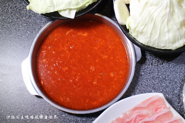 王子鴻精緻鍋物(原:王子鴻異國精緻火鍋):三重美食『王子鴻精緻鍋物』涮涮鍋/火鍋/打卡優惠/副餐.飲料.冰淇淋無限供應/捷運台北橋站