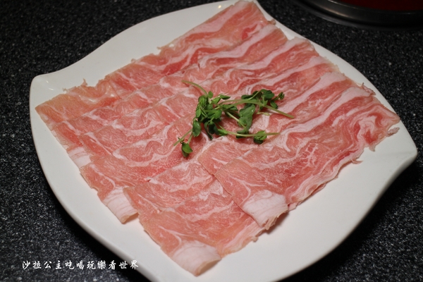 王子鴻精緻鍋物(原:王子鴻異國精緻火鍋):三重美食『王子鴻精緻鍋物』涮涮鍋/火鍋/打卡優惠/副餐.飲料.冰淇淋無限供應/捷運台北橋站