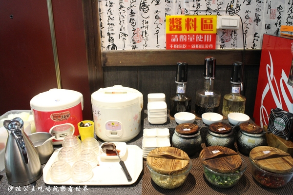 王子鴻精緻鍋物(原:王子鴻異國精緻火鍋):三重美食『王子鴻精緻鍋物』涮涮鍋/火鍋/打卡優惠/副餐.飲料.冰淇淋無限供應/捷運台北橋站