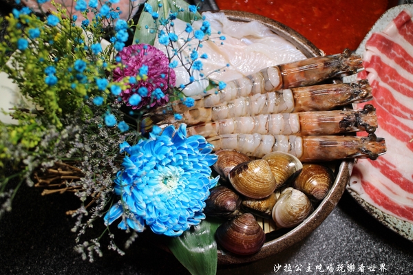 王子鴻精緻鍋物(原:王子鴻異國精緻火鍋):三重美食『王子鴻精緻鍋物』涮涮鍋/火鍋/打卡優惠/副餐.飲料.冰淇淋無限供應/捷運台北橋站