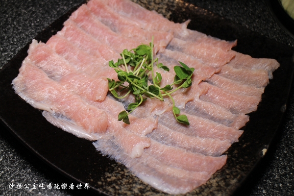 王子鴻精緻鍋物(原:王子鴻異國精緻火鍋):三重美食『王子鴻精緻鍋物』涮涮鍋/火鍋/打卡優惠/副餐.飲料.冰淇淋無限供應/捷運台北橋站