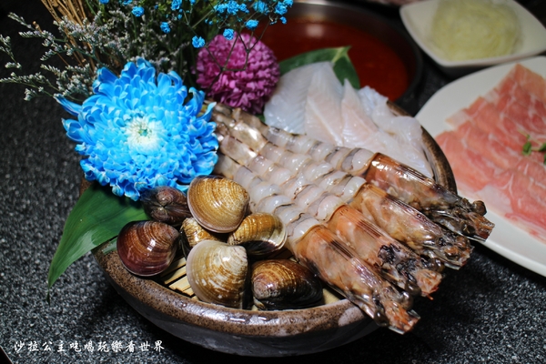 王子鴻精緻鍋物(原:王子鴻異國精緻火鍋):三重美食『王子鴻精緻鍋物』涮涮鍋/火鍋/打卡優惠/副餐.飲料.冰淇淋無限供應/捷運台北橋站