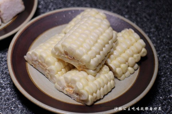 王子鴻精緻鍋物(原:王子鴻異國精緻火鍋):三重涮涮鍋/火鍋『王子鴻精緻鍋物』副餐/甜湯/飲料/冰淇淋無限供應/吃的到南洋風味鍋底/捷運台北橋站