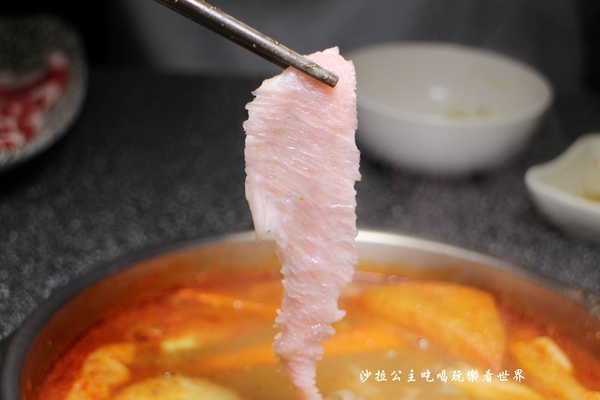 王子鴻精緻鍋物(原:王子鴻異國精緻火鍋):三重美食『王子鴻精緻鍋物』涮涮鍋/火鍋/打卡優惠/副餐.飲料.冰淇淋無限供應/捷運台北橋站