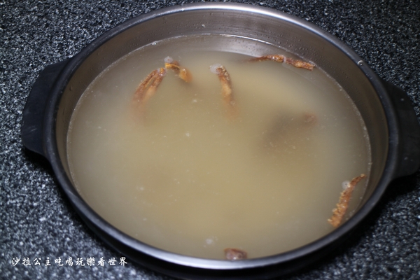 王子鴻精緻鍋物(原:王子鴻異國精緻火鍋):三重美食『王子鴻精緻鍋物』涮涮鍋/火鍋/打卡優惠/副餐.飲料.冰淇淋無限供應/捷運台北橋站