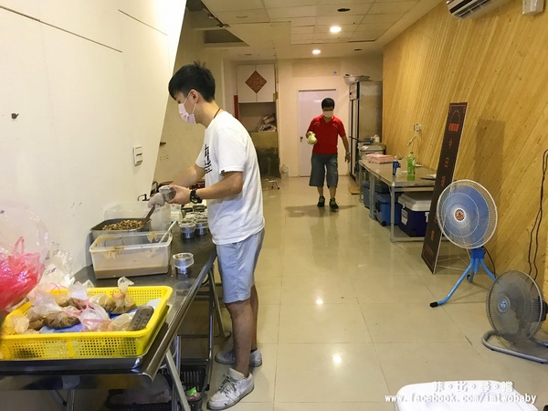 老陳涼麵（新址）：【捷運美食】老陳涼麵 炸醬+麻醬 一麵雙醬美味加倍 板橋超夯人氣深夜美食 宵夜限定4小時！