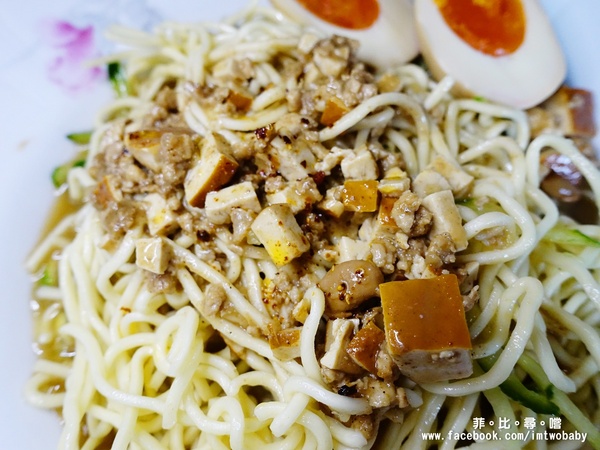 老陳涼麵（新址）：【捷運美食】老陳涼麵 炸醬+麻醬 一麵雙醬美味加倍 板橋超夯人氣深夜美食 宵夜限定4小時！