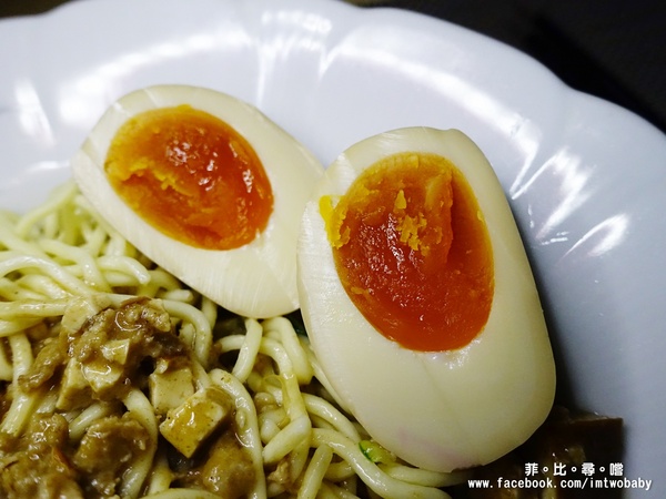 老陳涼麵（新址）：【捷運美食】老陳涼麵 炸醬+麻醬 一麵雙醬美味加倍 板橋超夯人氣深夜美食 宵夜限定4小時！