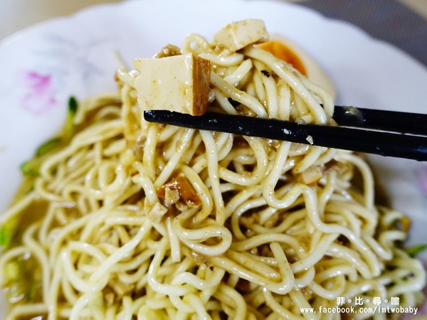 老陳涼麵（新址）：【捷運美食】老陳涼麵 炸醬+麻醬 一麵雙醬美味加倍 板橋超夯人氣深夜美食 宵夜限定4小時！
