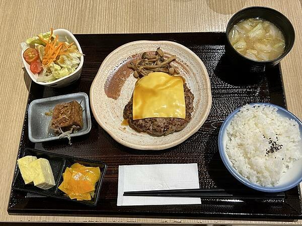 台南市東區【台南東區】井選日式定食～成大商圈18巷被日式定食耽誤的布丁店。