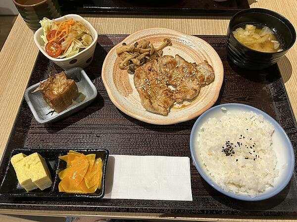 台南市東區【台南東區】井選日式定食～成大商圈18巷被日式定食耽誤的布丁店。