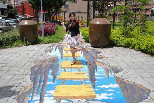 新北市鶯歌二橋綠家園：【新北市鶯歌景點】二橋綠家園綠意盎然~環保浪漫LOVE造景，3D撲克牌魔術彩繪世界