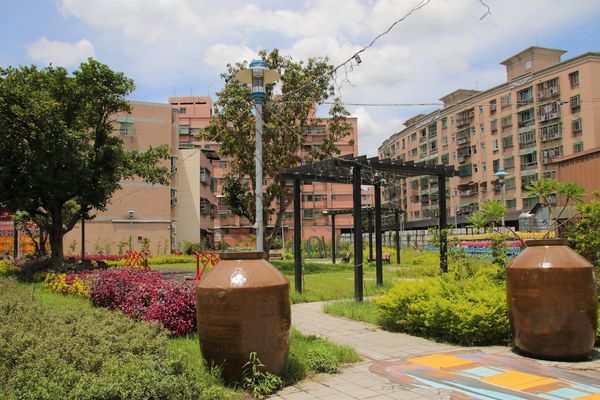 新北市鶯歌二橋綠家園：【新北市鶯歌景點】二橋綠家園綠意盎然~環保浪漫LOVE造景，3D撲克牌魔術彩繪世界