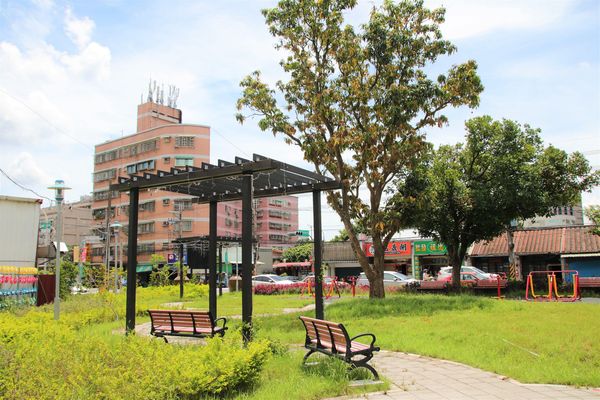 新北市鶯歌二橋綠家園：【新北市鶯歌景點】二橋綠家園綠意盎然~環保浪漫LOVE造景，3D撲克牌魔術彩繪世界