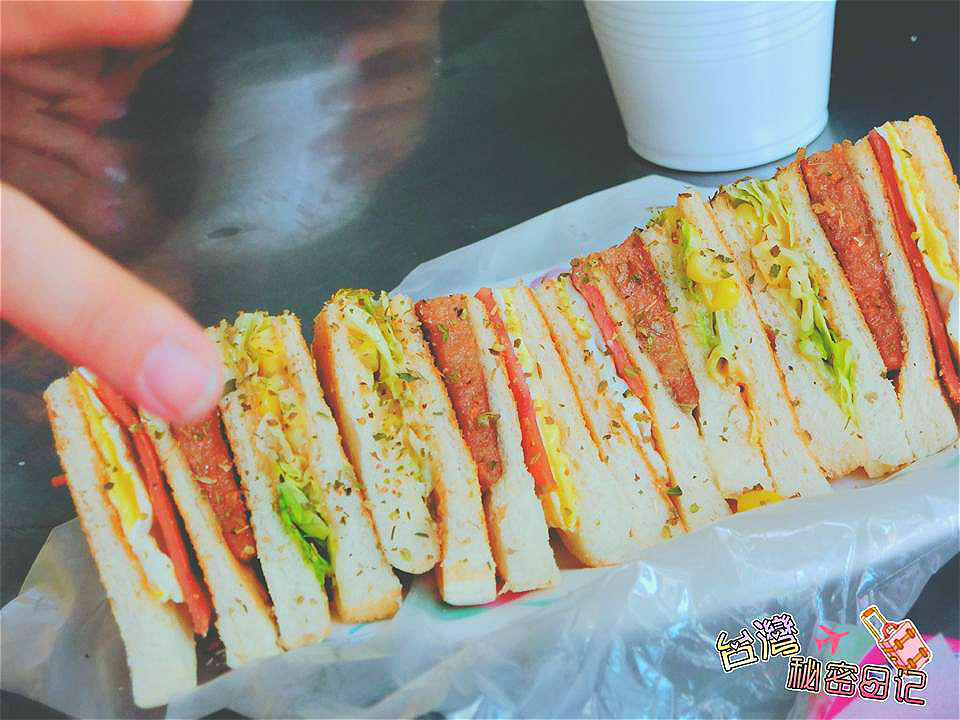 |台灣·台中·覓食| 逢甲大學活力の站早餐店·招牌炒麵一吃就上癮·薏仁牛奶滑順好喝