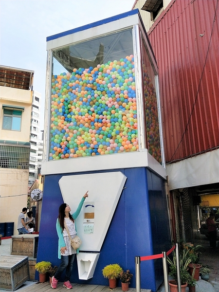 台南衛民街貨櫃市集.巨大扭蛋機:【台南市景點】藍白色巨大扭蛋機~貨櫃市集文青美拍