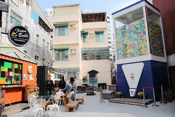 台南衛民街貨櫃市集.巨大扭蛋機:【台南市景點】藍白色巨大扭蛋機~貨櫃市集文青美拍