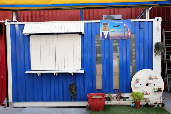 台南衛民街貨櫃市集.巨大扭蛋機:【台南市景點】藍白色巨大扭蛋機~貨櫃市集文青美拍