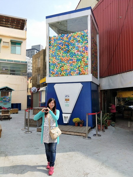 台南衛民街貨櫃市集.巨大扭蛋機:【台南市景點】藍白色巨大扭蛋機~貨櫃市集文青美拍
