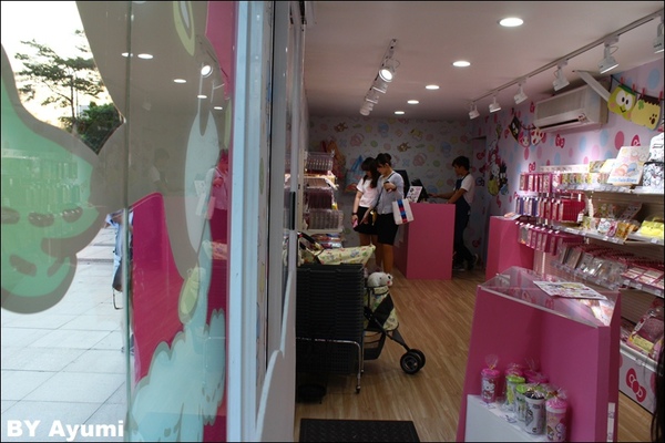三麗鷗2017夏季快閃店：♥Sanrio三麗鷗2017夏季限定快閃店♥信義誠品前，超萌限定到8/19而已呦～想要跟卡哇伊的三麗鷗家族拍照趕快衝吧XD
