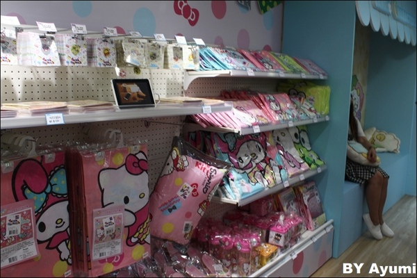 三麗鷗2017夏季快閃店：♥Sanrio三麗鷗2017夏季限定快閃店♥信義誠品前，超萌限定到8/19而已呦～想要跟卡哇伊的三麗鷗家族拍照趕快衝吧XD