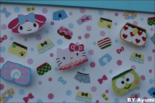 三麗鷗2017夏季快閃店：♥Sanrio三麗鷗2017夏季限定快閃店♥信義誠品前，超萌限定到8/19而已呦～想要跟卡哇伊的三麗鷗家族拍照趕快衝吧XD