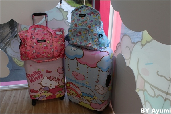 三麗鷗2017夏季快閃店：♥Sanrio三麗鷗2017夏季限定快閃店♥信義誠品前，超萌限定到8/19而已呦～想要跟卡哇伊的三麗鷗家族拍照趕快衝吧XD