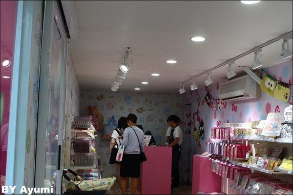 三麗鷗2017夏季快閃店：♥Sanrio三麗鷗2017夏季限定快閃店♥信義誠品前，超萌限定到8/19而已呦～想要跟卡哇伊的三麗鷗家族拍照趕快衝吧XD