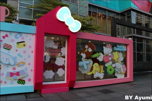 三麗鷗2017夏季快閃店：♥Sanrio三麗鷗2017夏季限定快閃店♥信義誠品前，超萌限定到8/19而已呦～想要跟卡哇伊的三麗鷗家族拍照趕快衝吧XD
