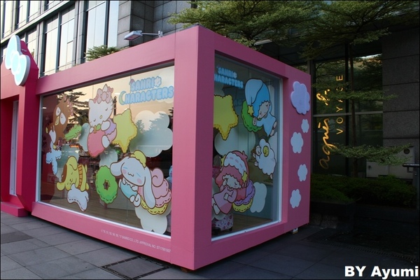 三麗鷗2017夏季快閃店：♥Sanrio三麗鷗2017夏季限定快閃店♥信義誠品前，超萌限定到8/19而已呦～想要跟卡哇伊的三麗鷗家族拍照趕快衝吧XD