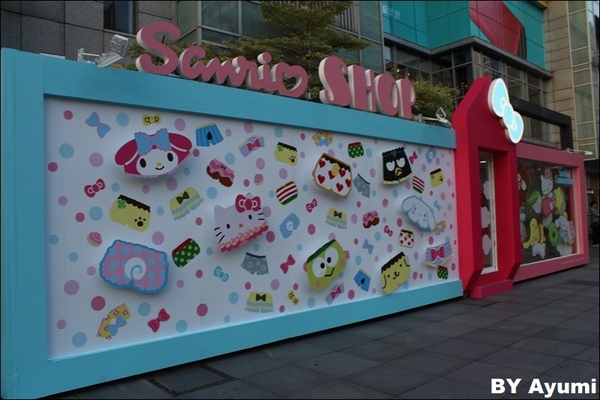三麗鷗2017夏季快閃店：♥Sanrio三麗鷗2017夏季限定快閃店♥信義誠品前，超萌限定到8/19而已呦～想要跟卡哇伊的三麗鷗家族拍照趕快衝吧XD