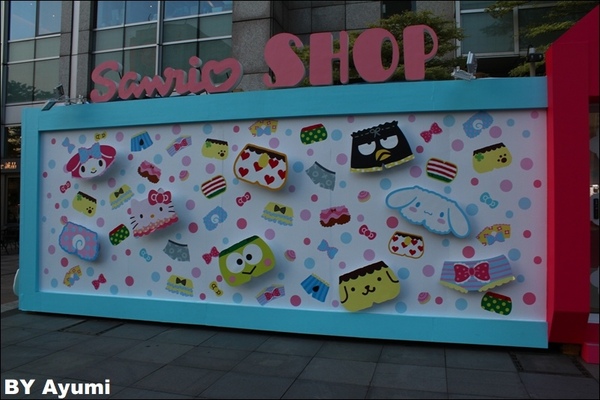 三麗鷗2017夏季快閃店：♥Sanrio三麗鷗2017夏季限定快閃店♥信義誠品前，超萌限定到8/19而已呦～想要跟卡哇伊的三麗鷗家族拍照趕快衝吧XD