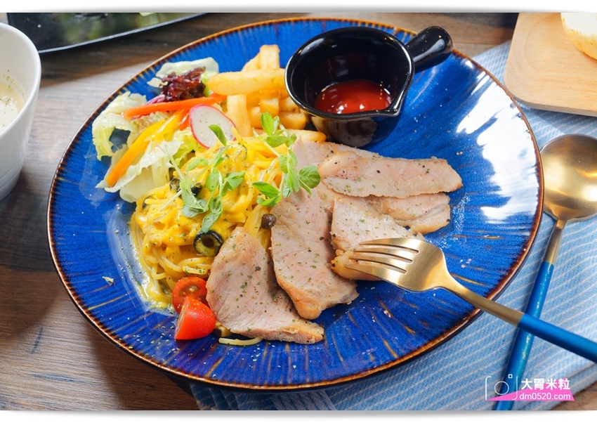 新北三重義式餐廳,黑邦廚房,冬季新品極黑豬南瓜奶油義大利麵,人氣限定萌貓慕斯蛋糕,超萌超可愛!捷運徐匯中學站美食推薦, - 大胃米粒 DAVID & MILLY