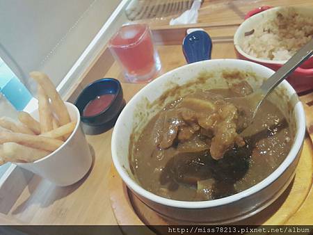 當樂咖啡●新北板橋區光正街 板橋早午餐下午茶推薦復古控必來 蘋果咖哩燉肉爆炸好吃 懷舊時光好自在 當樂咖啡●新北板橋區光正街 板橋早午餐下午茶推薦復古控必來 蘋果咖哩燉肉爆炸好吃 懷舊時光好自在