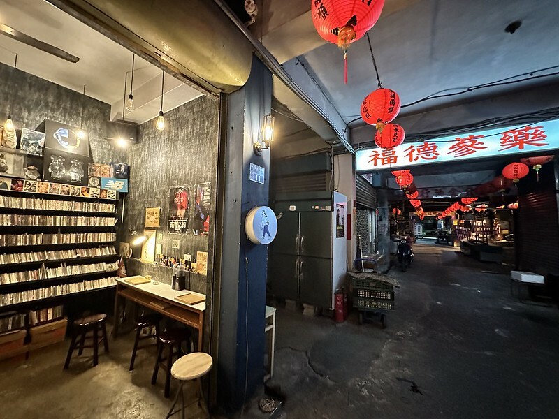 【台灣,台中市,西區】別嗆大叔,一間隱身台中模範市場得美味咖哩飯、唱片行。(台中美食)