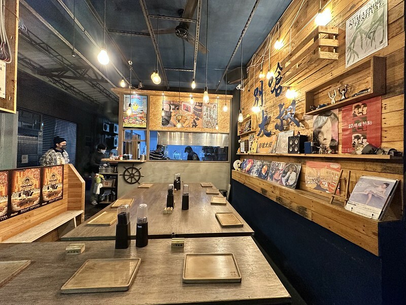 【台灣,台中市,西區】別嗆大叔,一間隱身台中模範市場得美味咖哩飯、唱片行。(台中美食)