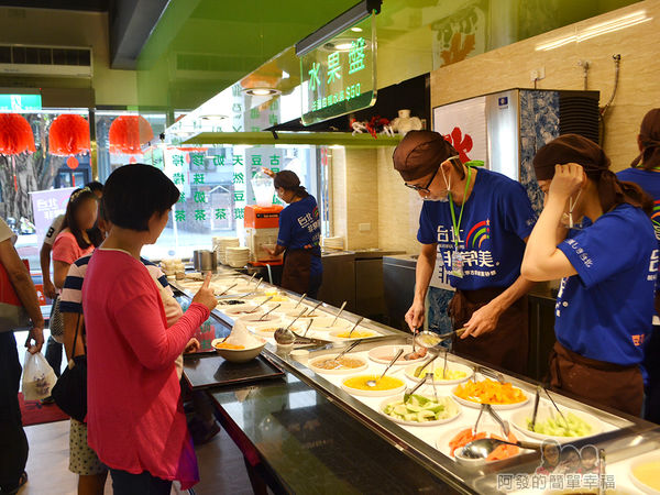 台北非常美18-準備結帳人潮漸現
