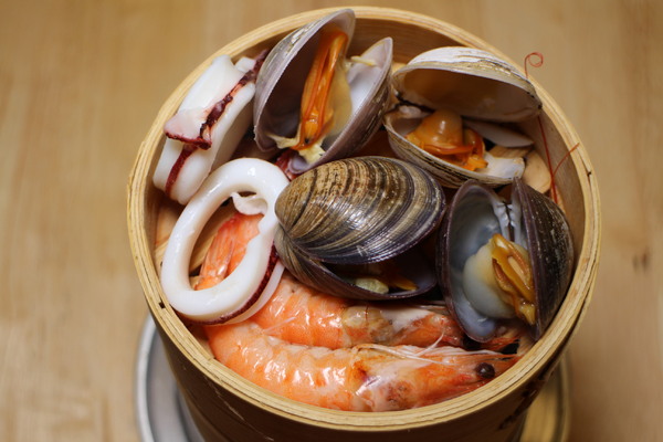 小二月飯湯(新莊幸福店)：食尚玩家介紹.新莊美食『小二月飯湯(新莊幸福店)』一個人也能吃迷你版蒸籠海鮮塔火鍋