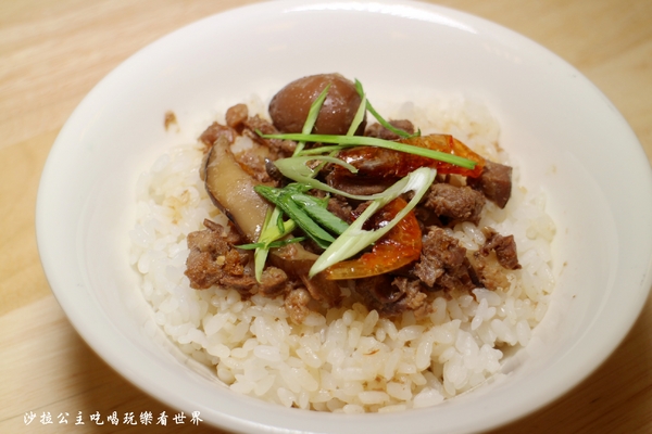小二月飯湯(新莊幸福店)：食尚玩家介紹.新莊美食『小二月飯湯(新莊幸福店)』一個人也能吃迷你版蒸籠海鮮塔火鍋