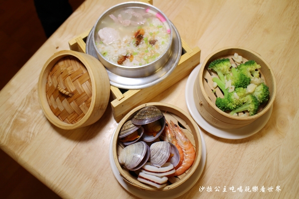 小二月飯湯(新莊幸福店)：食尚玩家介紹.新莊美食『小二月飯湯(新莊幸福店)』一個人也能吃迷你版蒸籠海鮮塔火鍋