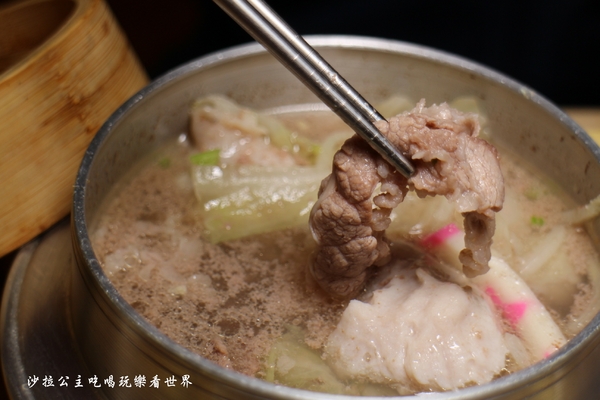 小二月飯湯(新莊幸福店)：食尚玩家介紹.新莊美食『小二月飯湯(新莊幸福店)』一個人也能吃迷你版蒸籠海鮮塔火鍋