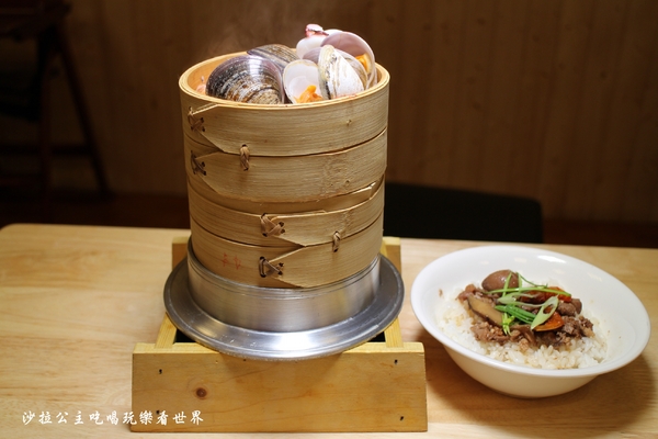 小二月飯湯(新莊幸福店)：食尚玩家介紹.新莊美食『小二月飯湯(新莊幸福店)』一個人也能吃迷你版蒸籠海鮮塔火鍋